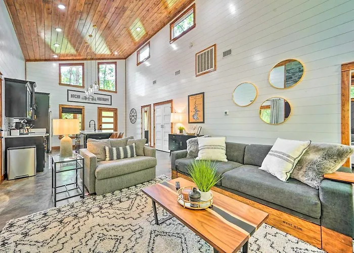 Chic Broken Bow Cabin With Hot Tub And Gas Grill!