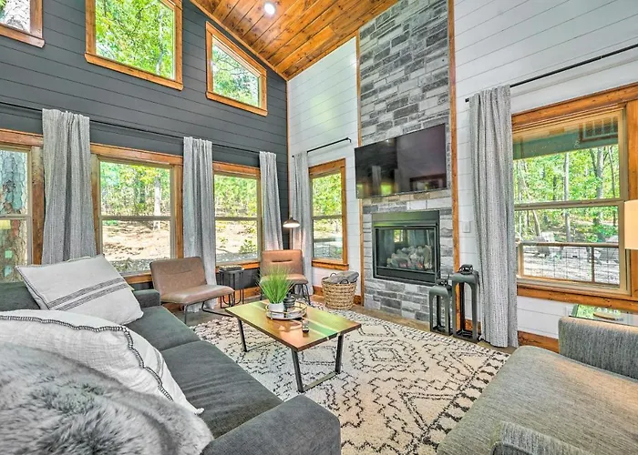 Chic Broken Bow Cabin With Hot Tub And Gas Grill!