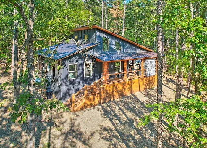 Chic Broken Bow Cabin With Hot Tub And Gas Grill!
