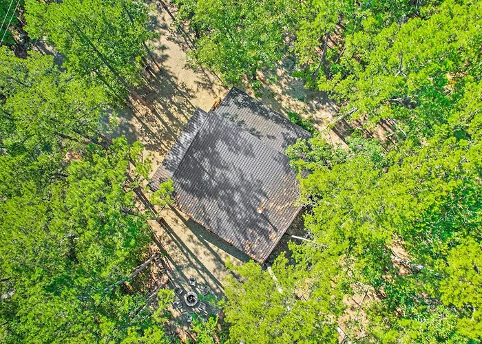 Chic Broken Bow Cabin With Hot Tub And Gas Grill!