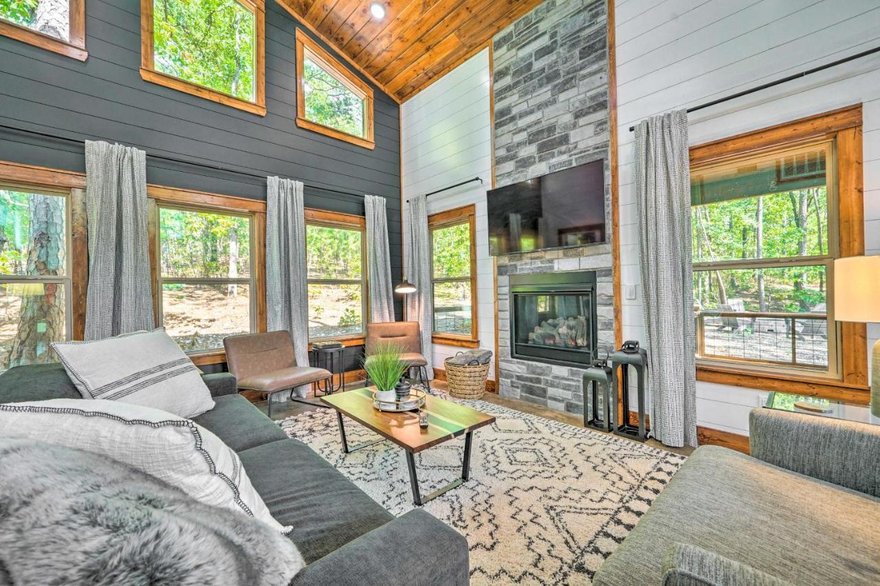 Chic With Hot Tub And Gas Grill! Holiday home Broken Bow
