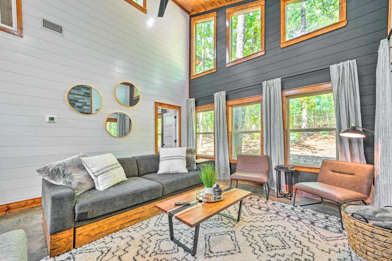 Holiday home Chic With Hot Tub And Gas Grill!
