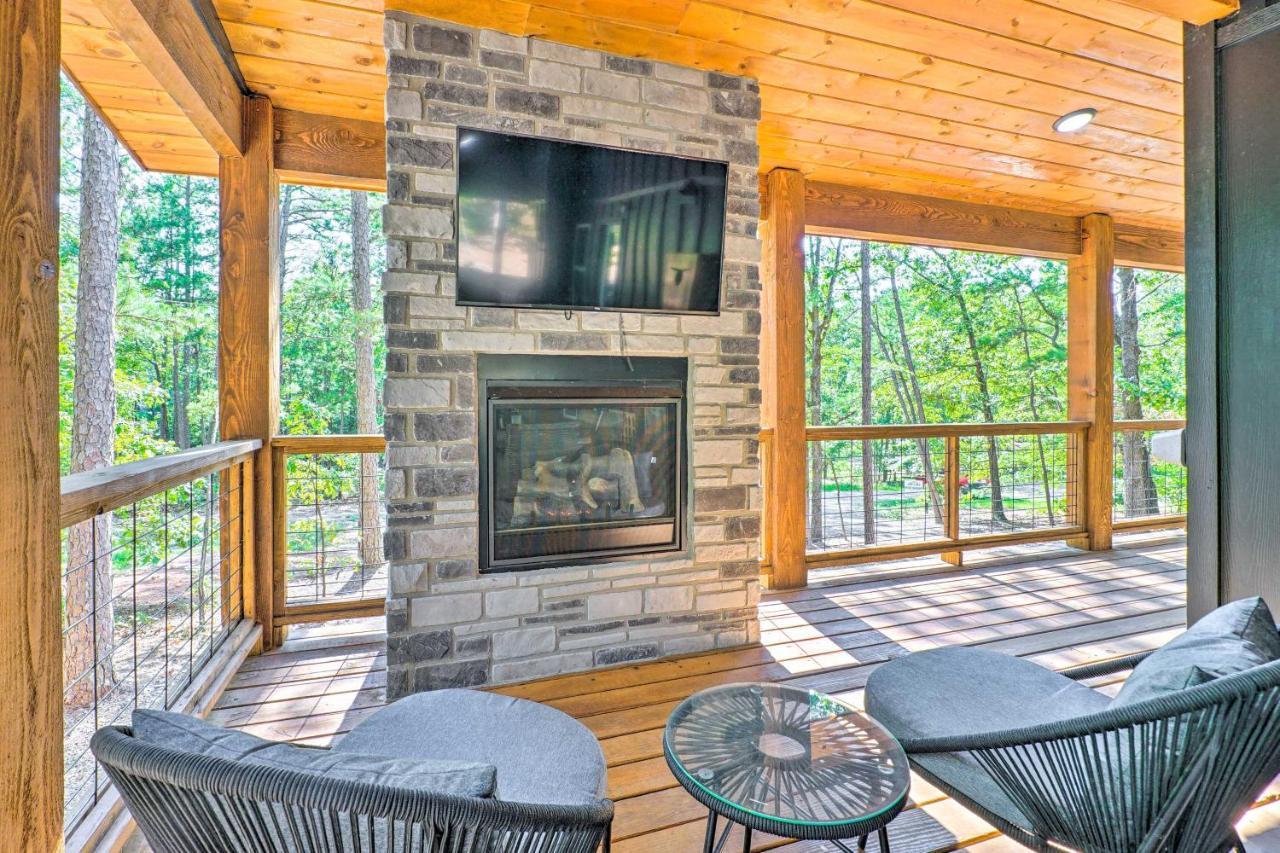 Chic With Hot Tub And Gas Grill! Holiday home Broken Bow