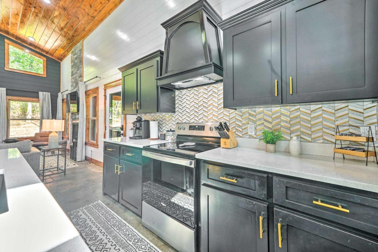 Holiday home Chic With Hot Tub And Gas Grill! Broken Bow