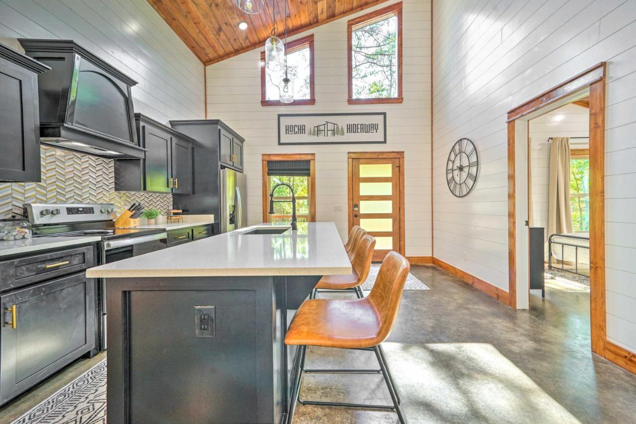 Holiday home Chic With Hot Tub And Gas Grill!