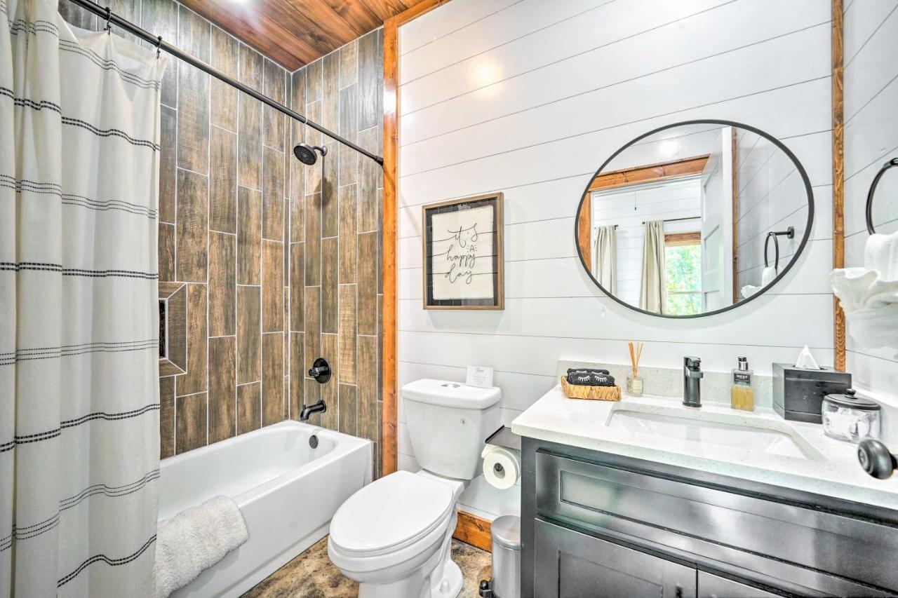 Chic With Hot Tub And Gas Grill! Holiday home