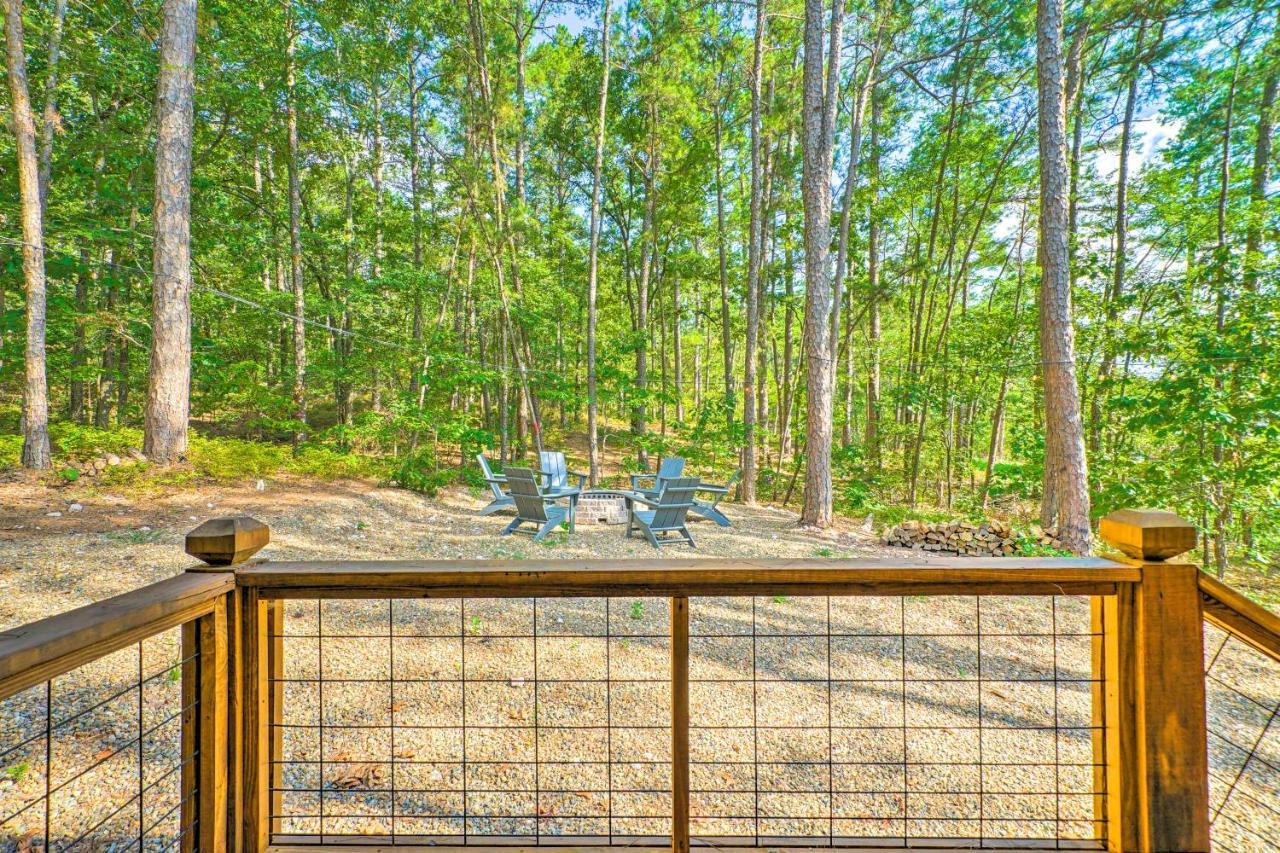 Holiday home Chic With Hot Tub And Gas Grill! Broken Bow