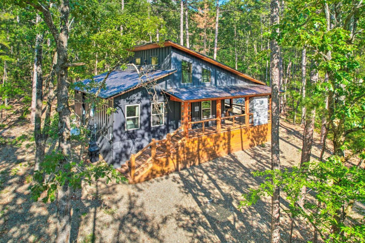 Holiday home Chic With Hot Tub And Gas Grill!