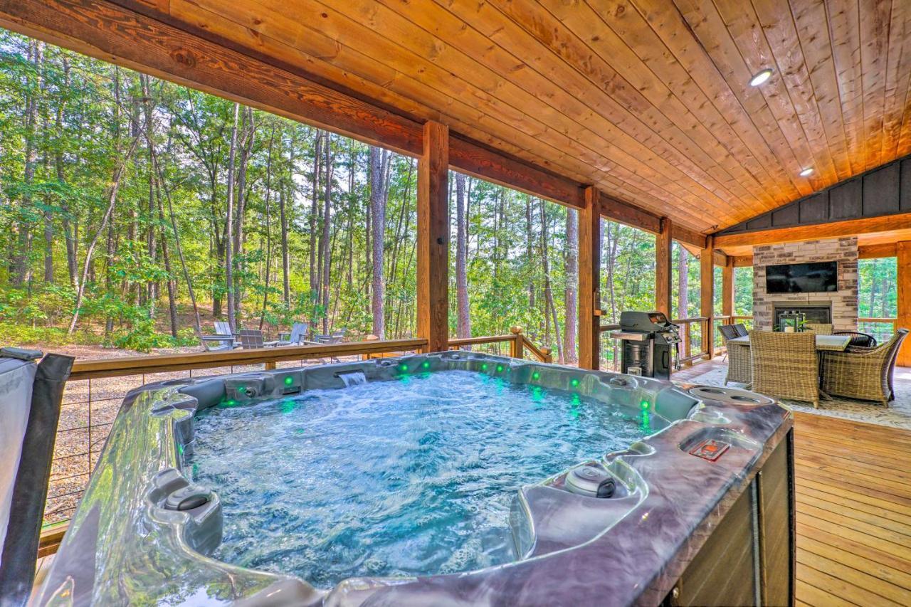 Chic With Hot Tub And Gas Grill! * Broken Bow