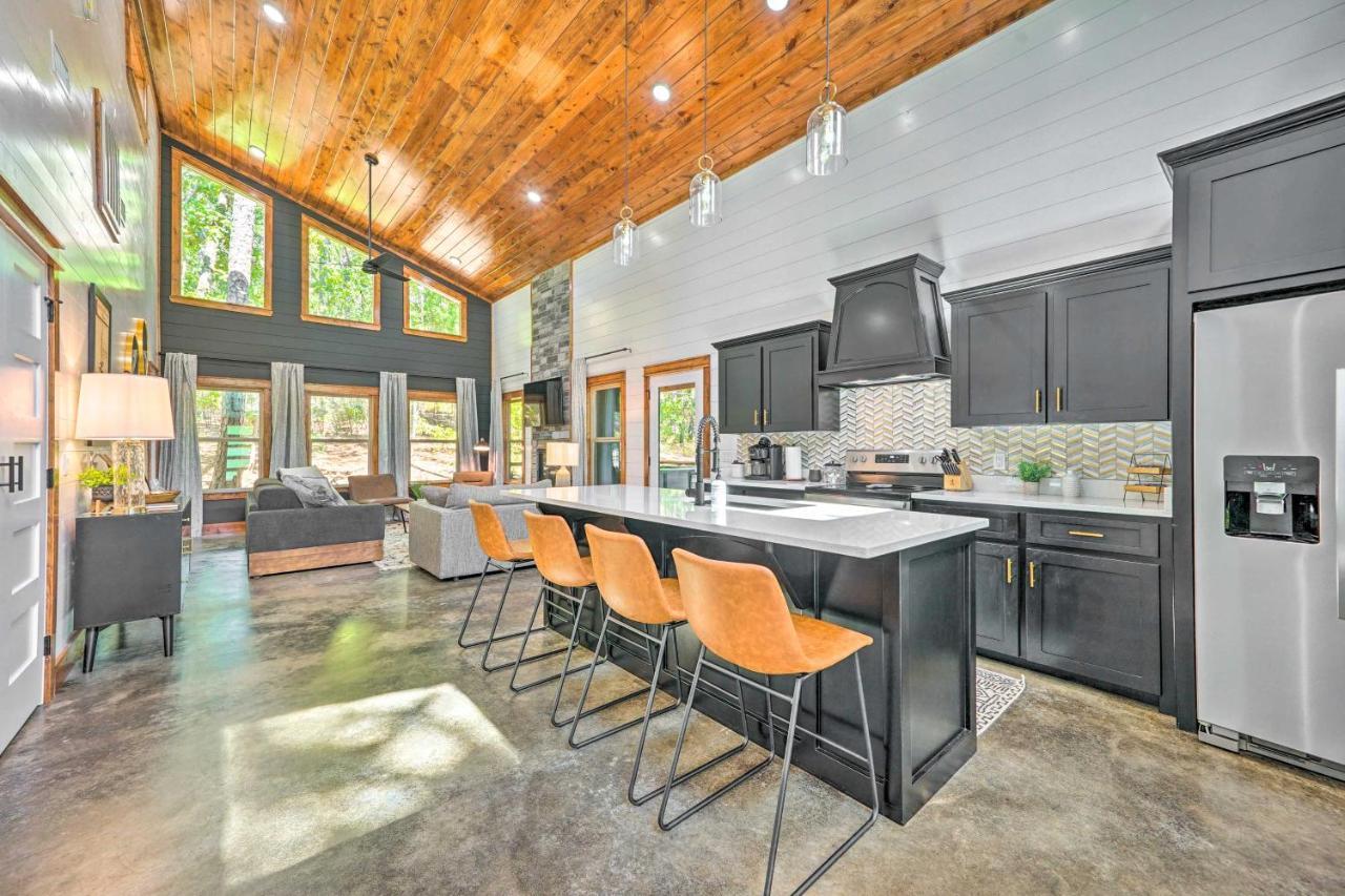 Chic With Hot Tub And Gas Grill! Holiday home