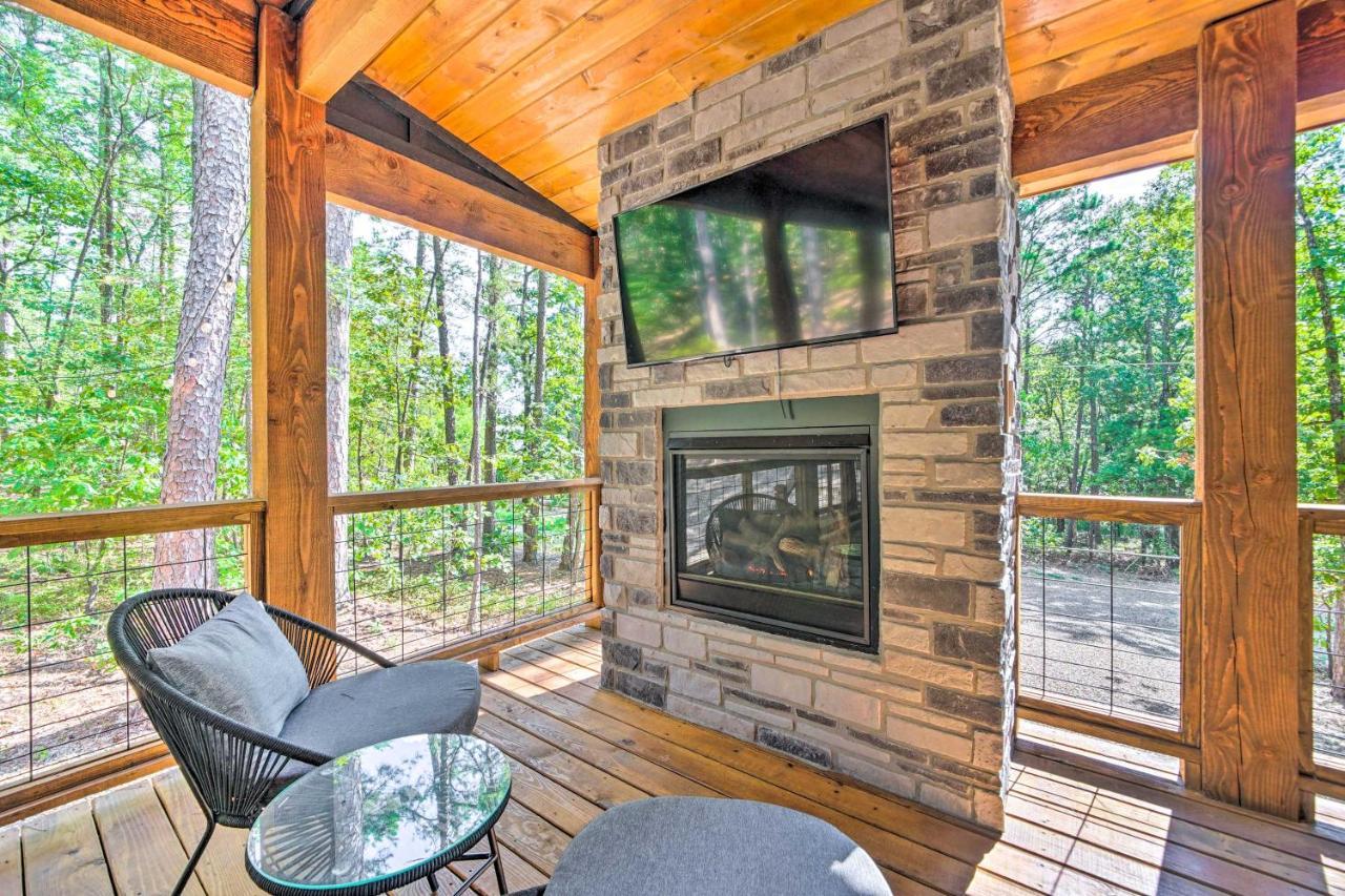 Chic With Hot Tub And Gas Grill! Holiday home *