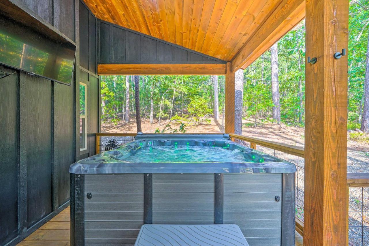 Holiday home Chic With Hot Tub And Gas Grill!