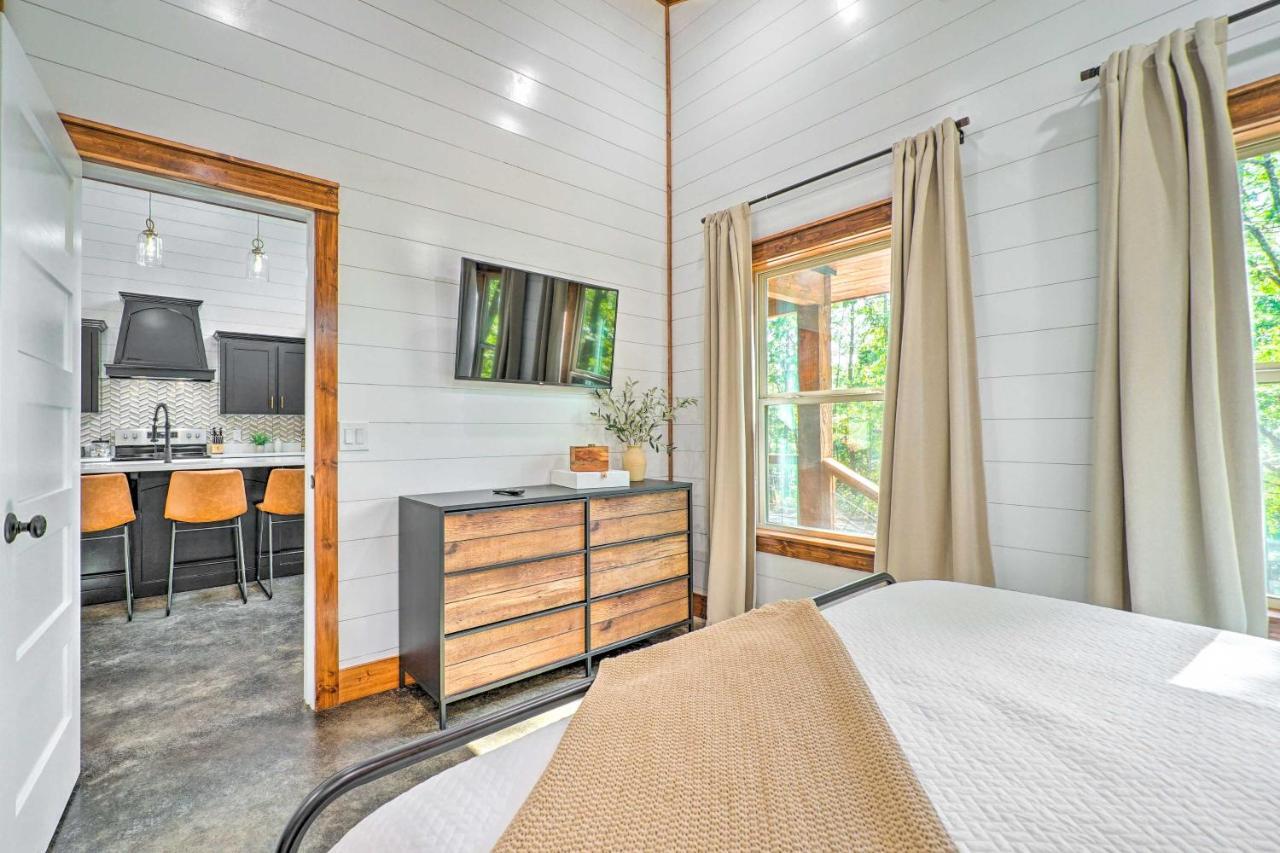 Chic With Hot Tub And Gas Grill!