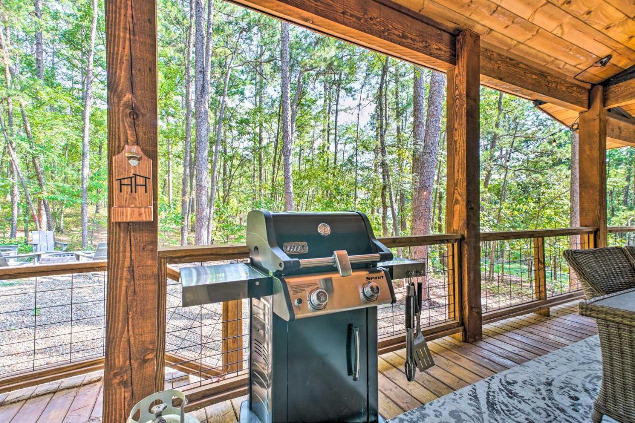 Holiday home Chic With Hot Tub And Gas Grill!