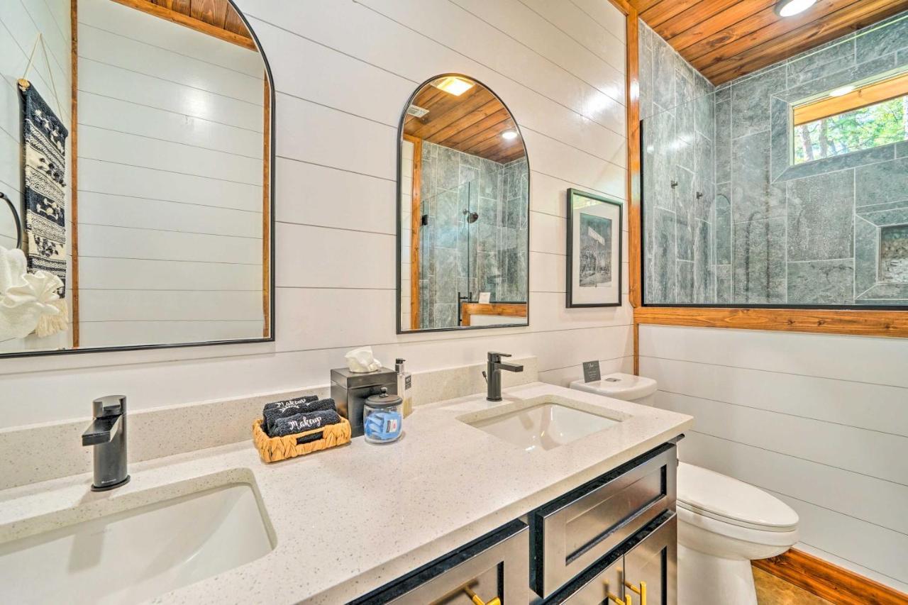 Chic With Hot Tub And Gas Grill! Holiday home *